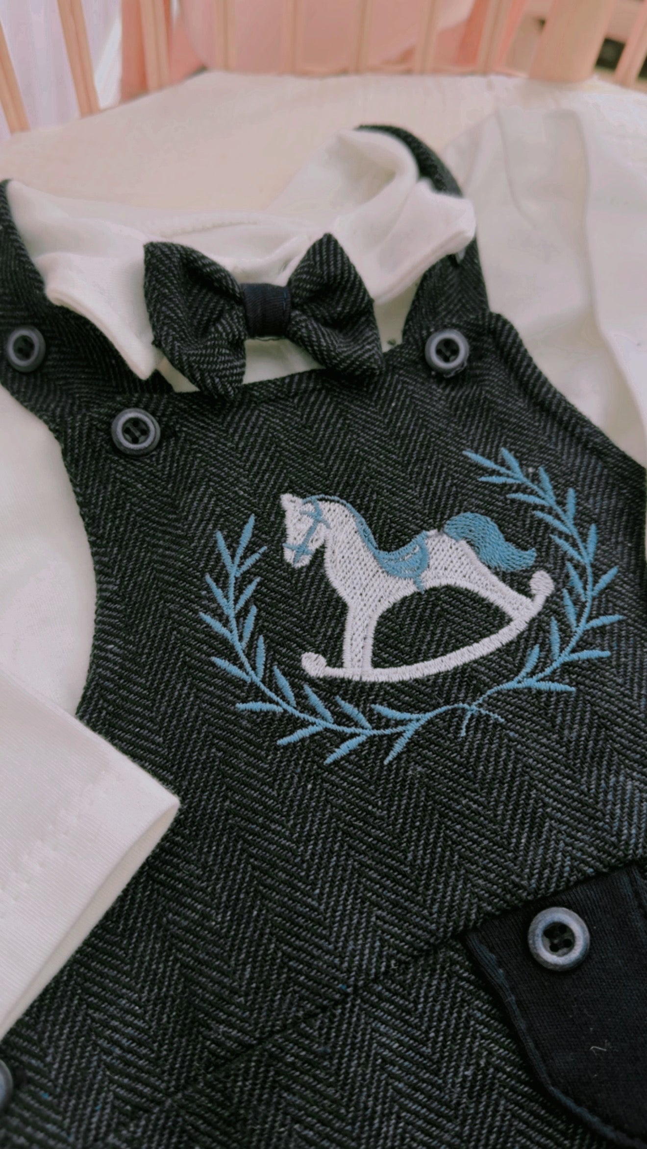 Classic Teddy Bear Overall Set – 2-Piece Baby Outfit with Bow Tie & Cap