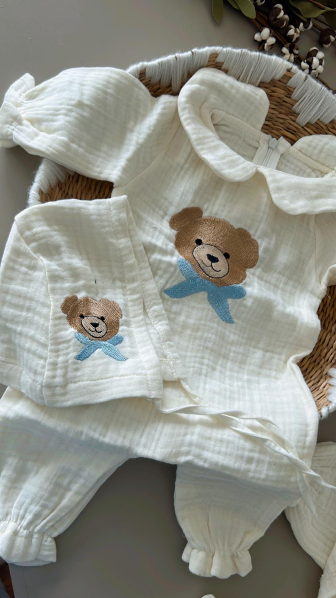 Muslin Baby Romper & Bonnet Set – 2-Piece Organic Cotton Gift with Embroidered Bear