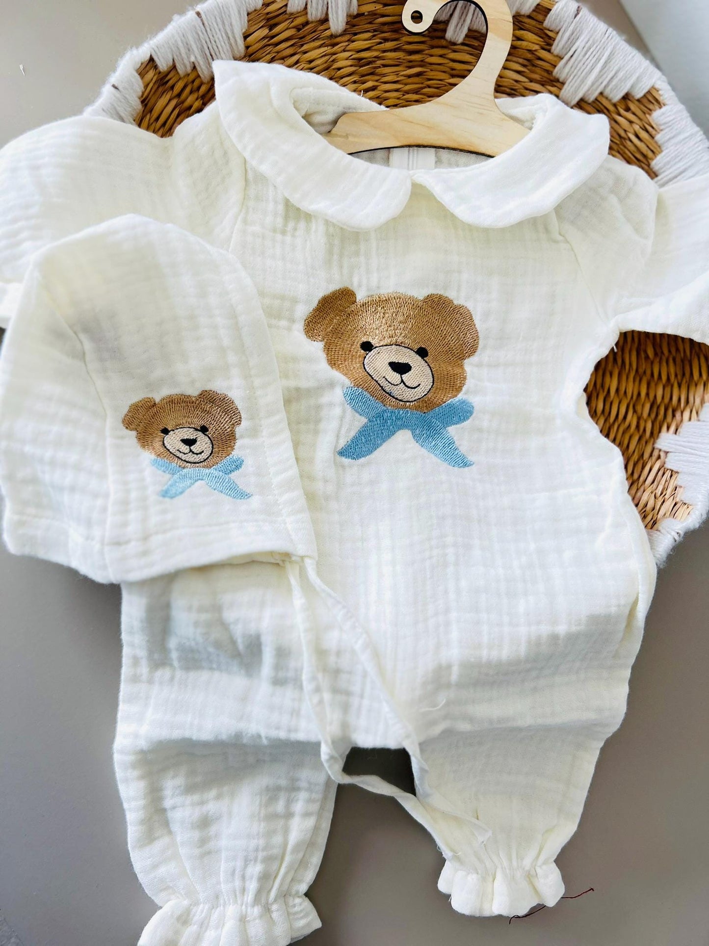 Muslin Baby Romper & Bonnet Set – 2-Piece Organic Cotton Gift with Embroidered Bear