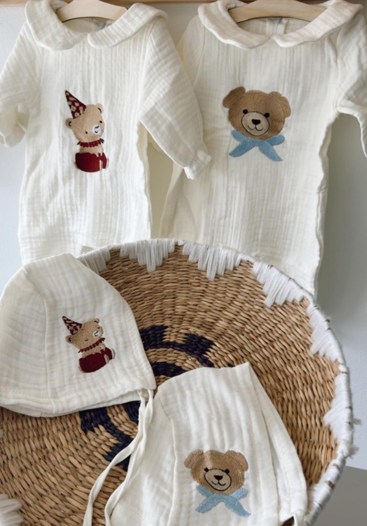 Muslin Baby Romper & Bonnet Set – 2-Piece Organic Cotton Gift with Embroidered Bear