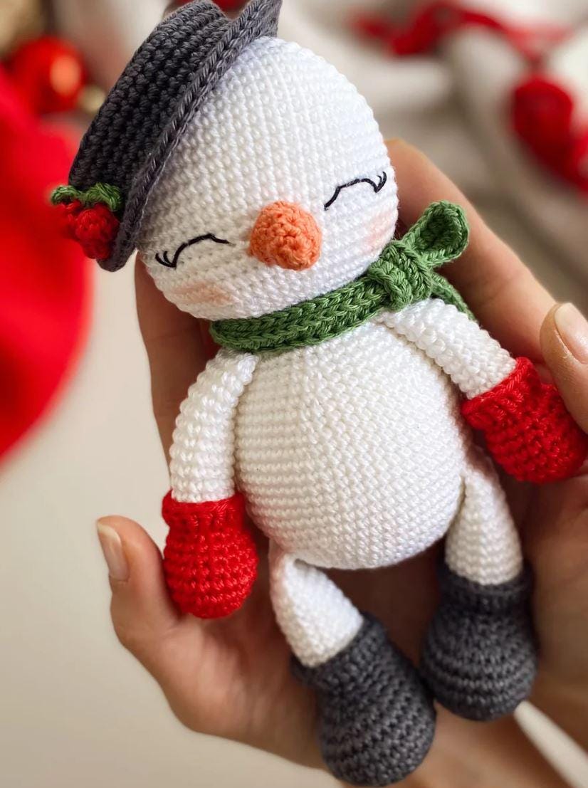 Handmade Crochet Snowman Doll – Amigurumi Christmas Plush Toy, Winter Decor, Handmade Holiday Gift,15cm